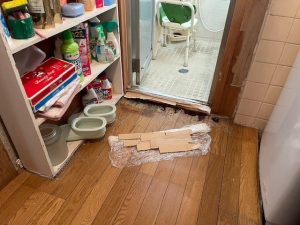 豊中市にて洗面所床の腐食とのことで現場調査へ伺いました